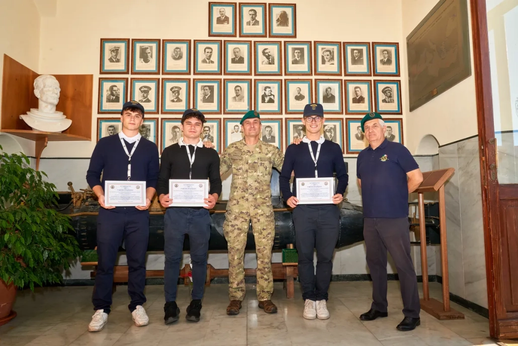 I ragazzi del programma "Generazione Z", accompagnati dal loro tutor, Gaetano Zirpoli, ricevono dall'Ammiraglio Frumento, comandante di COMSUBIN, l'attestato di frequenza.