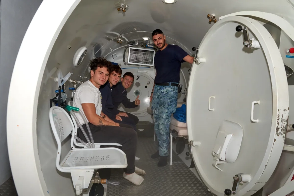I ragazzi del programma "Generazione Z" all'interno della camera iperbarica di COMSUBIN