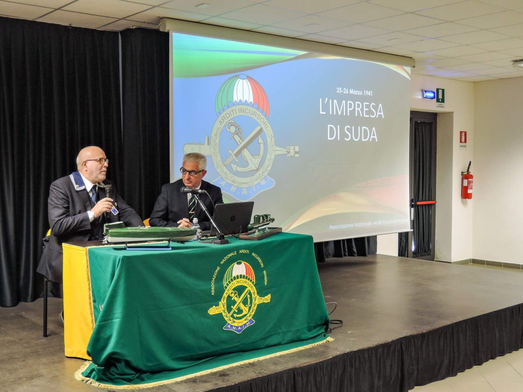 Conferenza Impresa di Suda Follonica(02) Il Delegato Regionale ANMI per la Toscana Meridionale, C.A. Carlo Antonucci, introduce il Presidente ANAIM relatore della conferenza sull'impresa di Suda