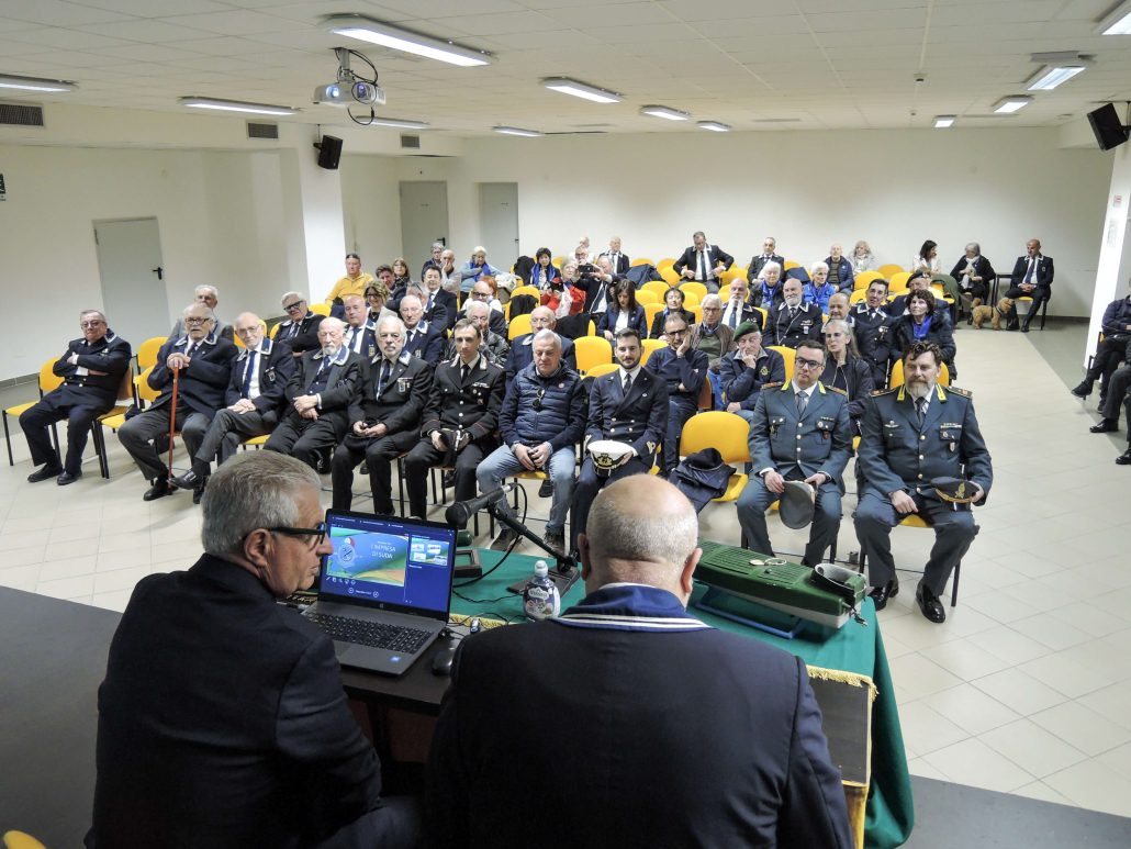 Conferenza Impresa di Suda Follonica(03) Il Delegato Regionale ANMI per la Toscana Meridionale, C.A. Carlo Antonucci, introduce il Presidente ANAIM relatore della conferenza sull'impresa di Suda