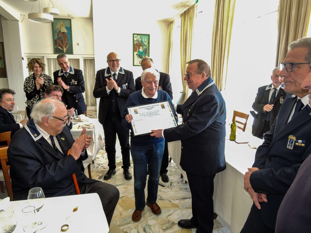Conferenza Impresa di Suda Follonica(07) Scambio di gadget e saluti di commiato al termine della giornata culminata con la conferenza sull'impresa di Suda