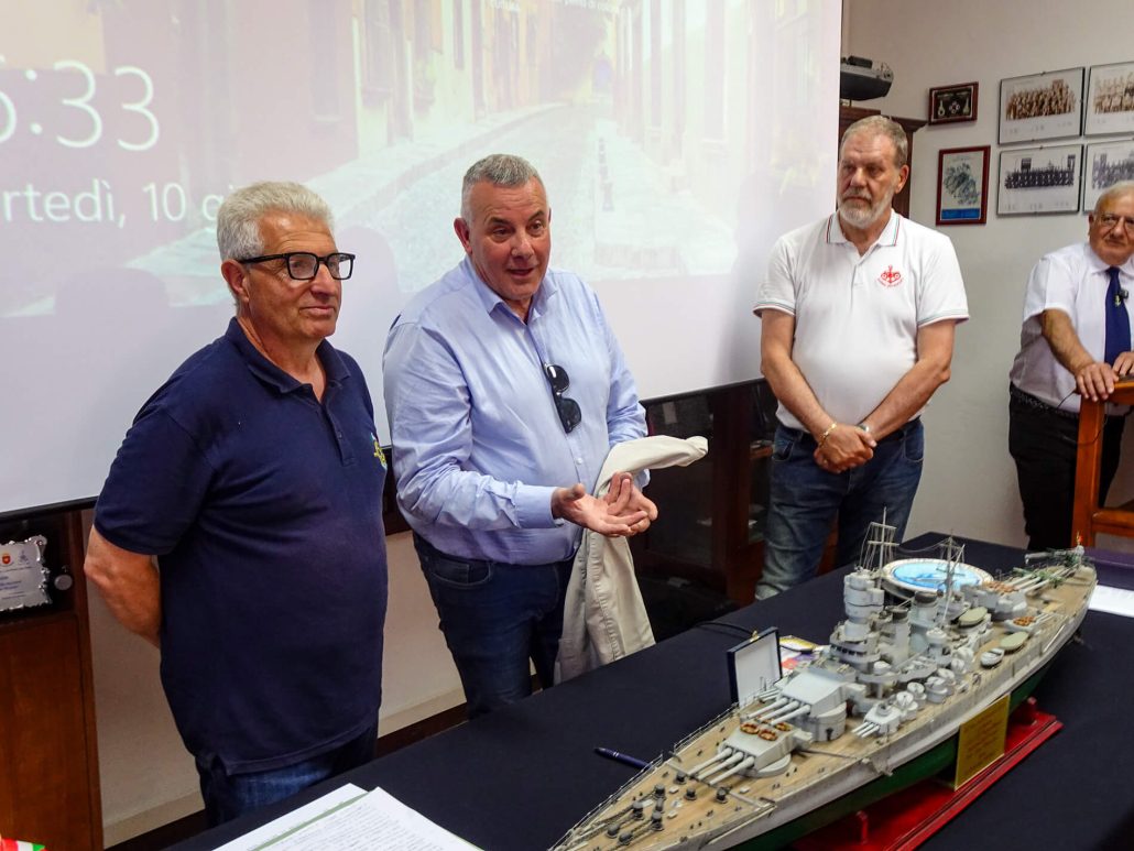 L'Assessore del Comune di La Spezia, Pietro Antonio Cimino, saluta gli intervenuti alla proiezione del documentario "Inferno di Fuoco" riguardante l'affondamento della Corazzata Roma