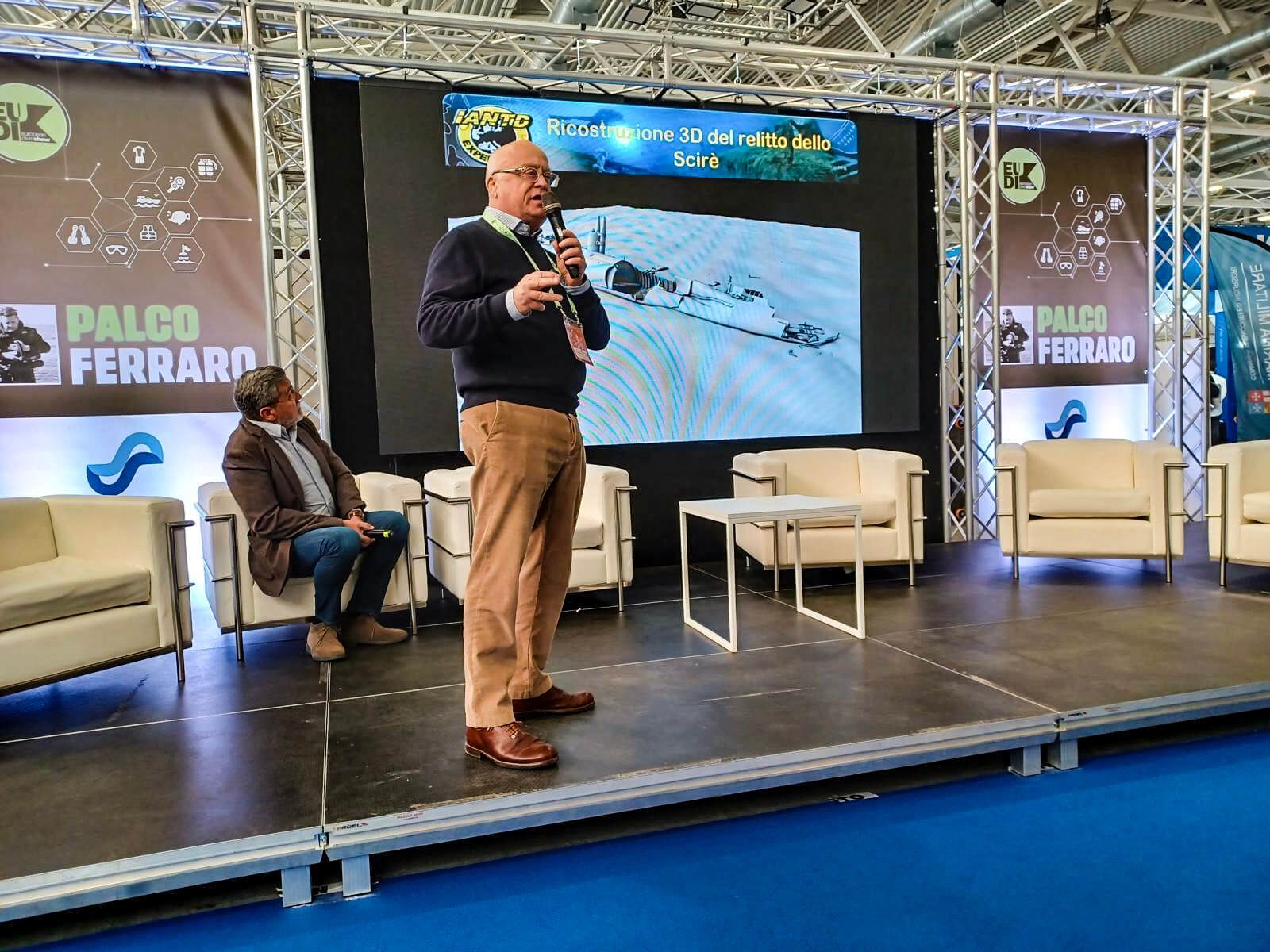 Il Dott. Ruberti illustra all'assemblea gli esiti delle spedizioni scientifiche sul relitto del sommergibile Scirè