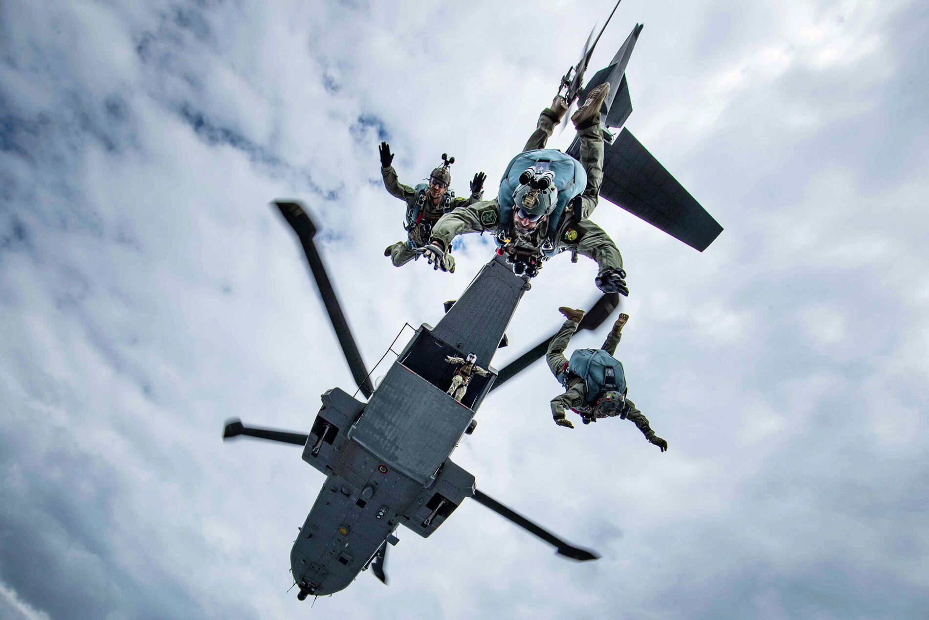 Lancio da un elicottero UH-101 della Marina di operatori incursori con la tecnica della caduta libera