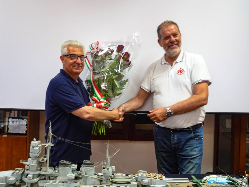 Scambio di doni dopo la firma del Protocollo di gemellaggio con il Club dei marinai motociclisti