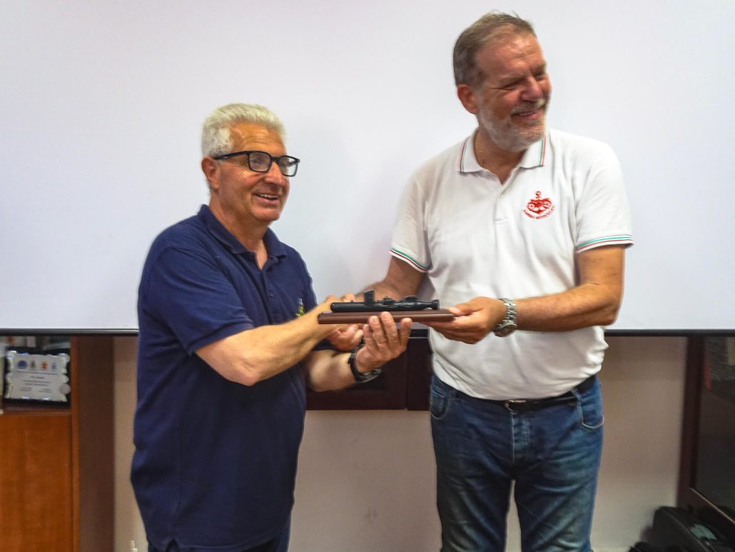 Scambio di doni dopo la firma del Protocollo di gemellaggio con il Club dei marinai motociclisti