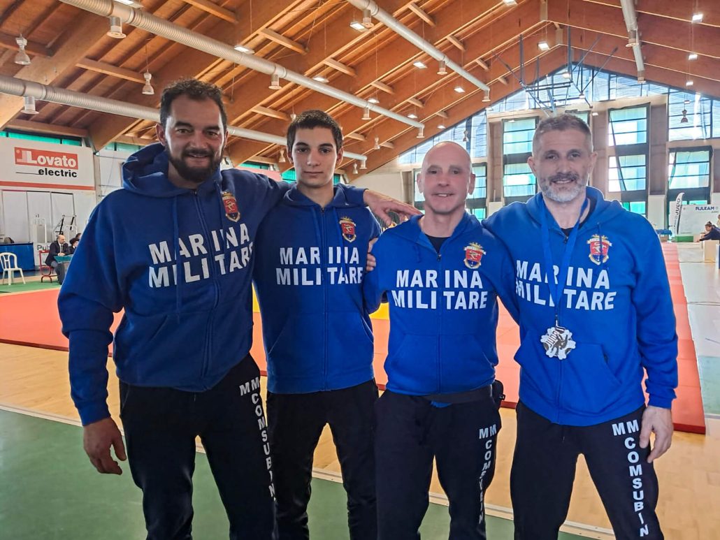 Grand Prix Master (06) Gli atleti del Centro Sportivo COMSUBIN Judo che hanno partecipato al Grand Prix Master 2025. Al centro l'allenatore Alessandro De Nardi