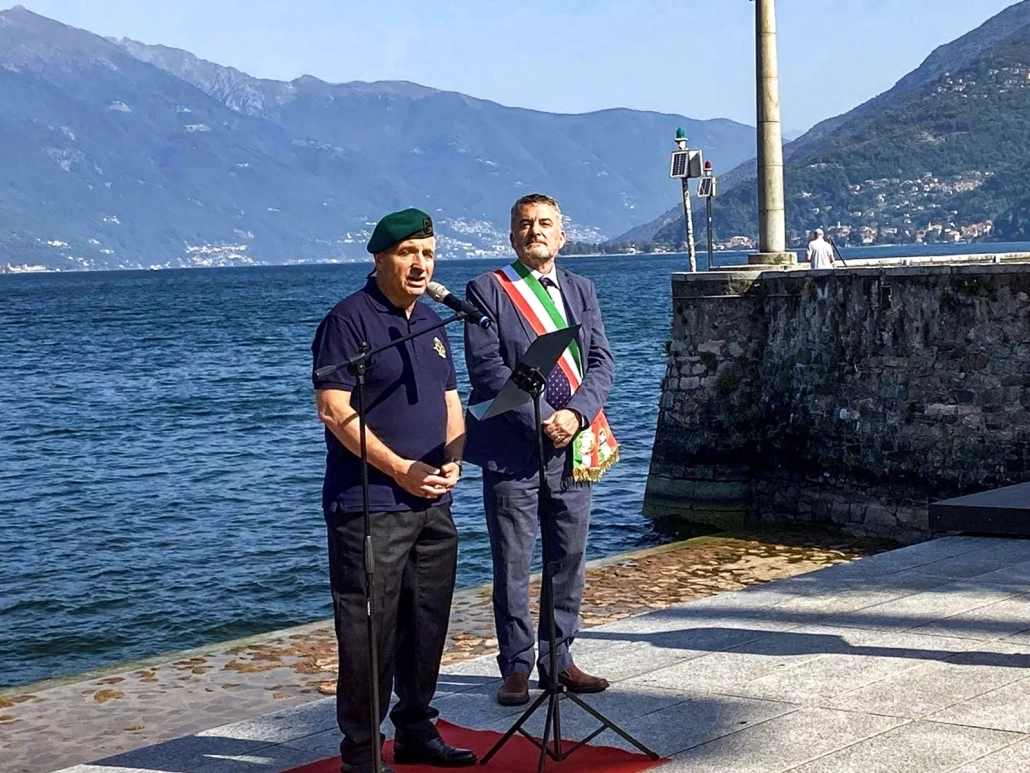Il Presidente ANAIM Gaetano Zirpoli pronuncia un breve discorso in occasione della cerimonia svoltasi a Luino (VA) nell'83° anniversario dell'affondamento del Regio Sommergibile Scirè