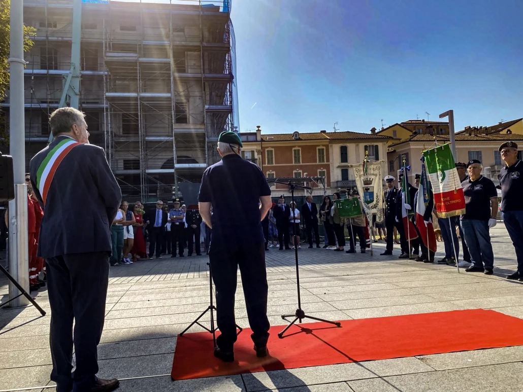 Il Presidente ANAIM Gaetano Zirpoli pronuncia un breve discorso in occasione della cerimonia svoltasi a Luino (VA) nell'83° anniversario dell'affondamento del Regio Sommergibile Scirè