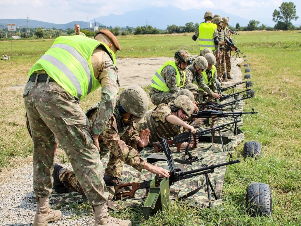 -ISCROU 25 (3) Il team della squadra di tiro ANAIM che ha partecipato a "ISCROU 25" impegnata in una sessione di tiro con armi lunghe