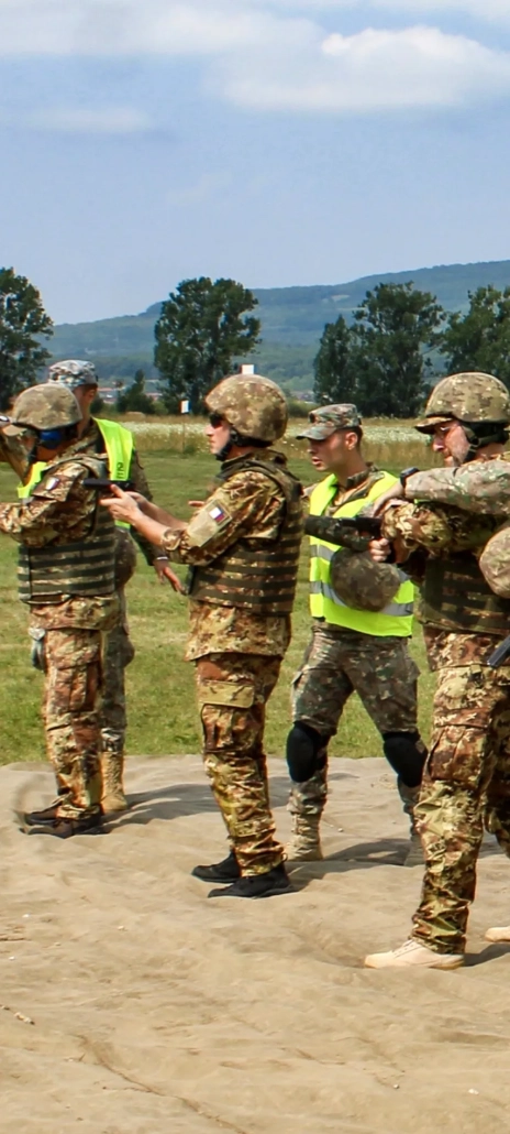 -ISCROU 25 (5) Il team della squadra di tiro ANAIM che ha partecipato a "ISCROU 25" impegnati in una sessione di tiro con arma corta
