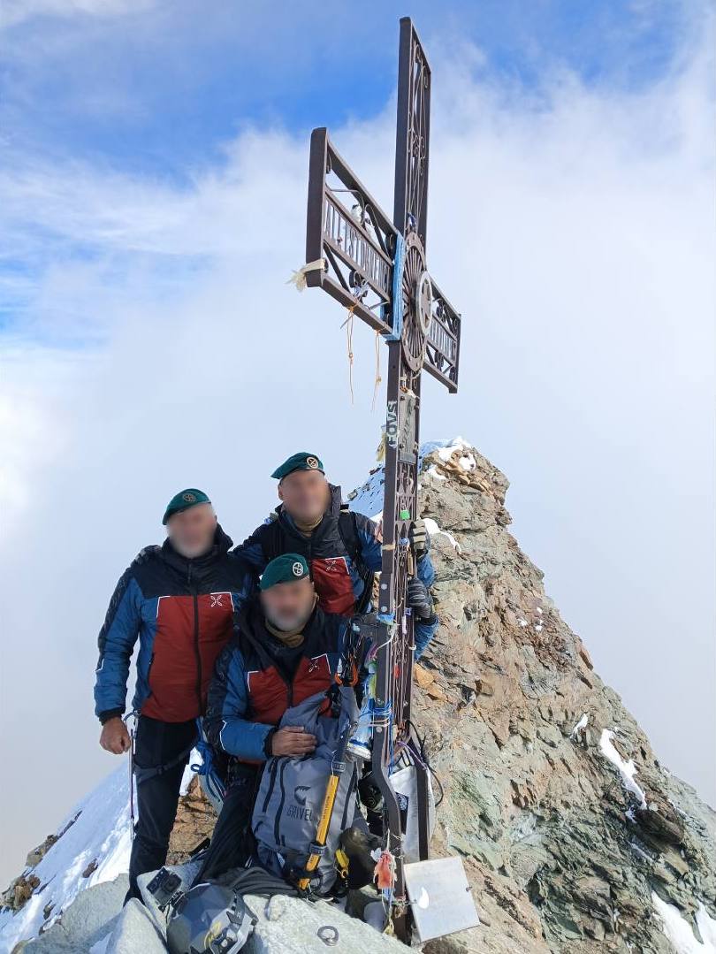 Incursori sulla vetta del Cervino Incursori di Marina sulla vetta del Cervino