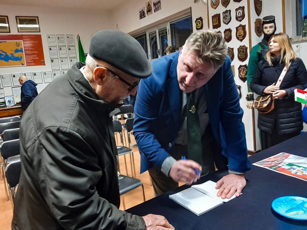 L'autore del libro Italian packaging contractor, Fabiano Manzan, firma una dedica