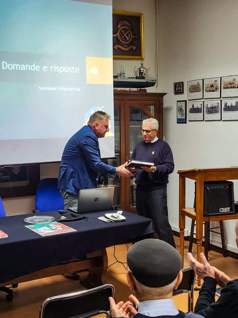 Scambio di libri tra l'autore del libro Italian packaging contractor Fabiano Manzan e il Presidente di ANAIM Gaetano Zirpoli