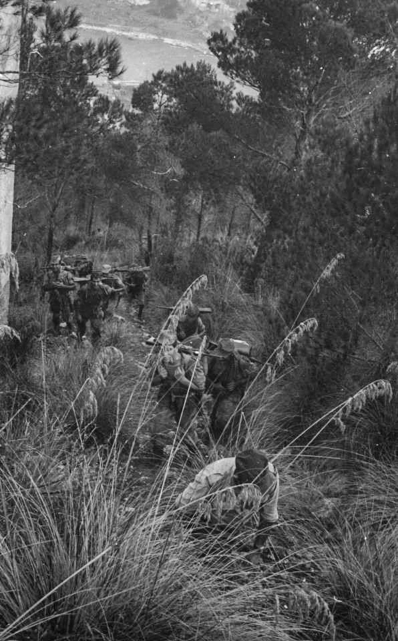 Una squadra di Incursori in marcia nel bosco