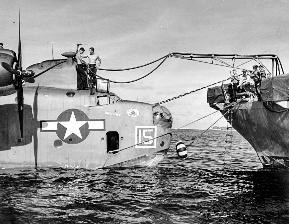 Oyster Bay ed idrovolante La USS Oyster Bay trasferita alla Marina Militare italiana con il nome di Pietro Cavezzale