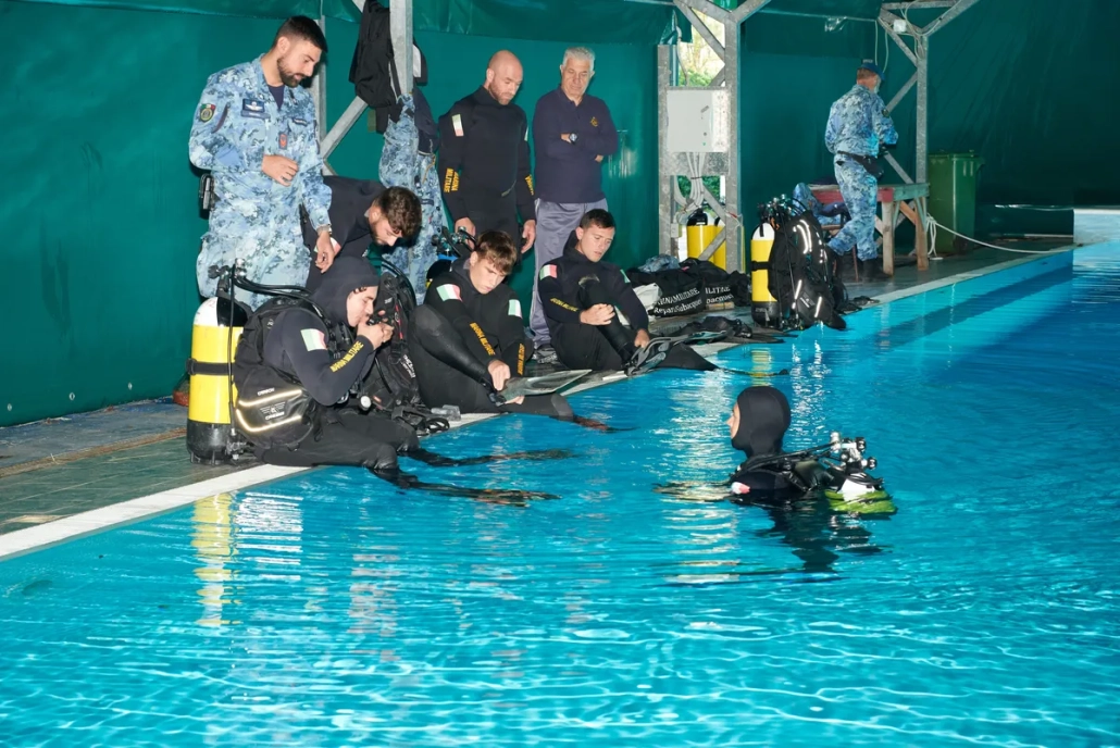 I ragazzi del programma "Generazione Z" si preparano ad immergersi nelle acque della piscina operativa di COMSUBIN, assistiti dagli istruttori della Scuola Palombari