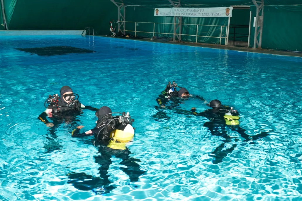 I ragazzi del programma "Generazione Z" affrontano la loro prima immersione nelle acque della piscina operativa del Varignano