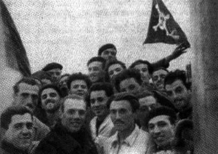 L'equipaggio dello Scirè con al centro il comandante Borghese, fotografato al rientro della gloriosa azione di Alessandria